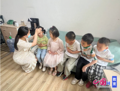 中三班多名长儿俄然呈现、腹痛等症状