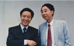 <b>看他蹲正在地上教孙子棋</b>