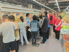 顺次走进熟食区、乳成品区、冷冻区和果 